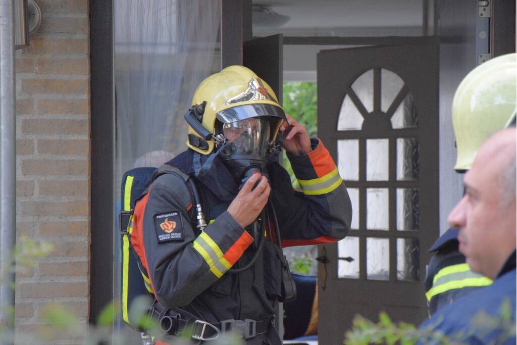 Werklieden ontdekken flinke zolderbrand in woning