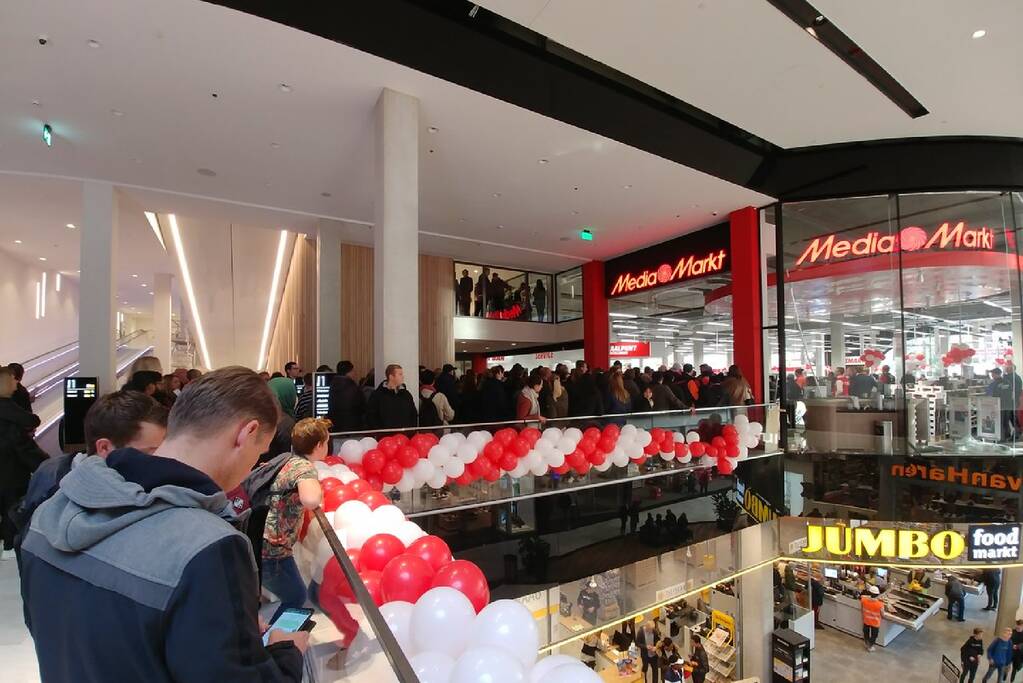 Enorme chaos bij opening 50e MediaMarkt voor gratis oordopjes