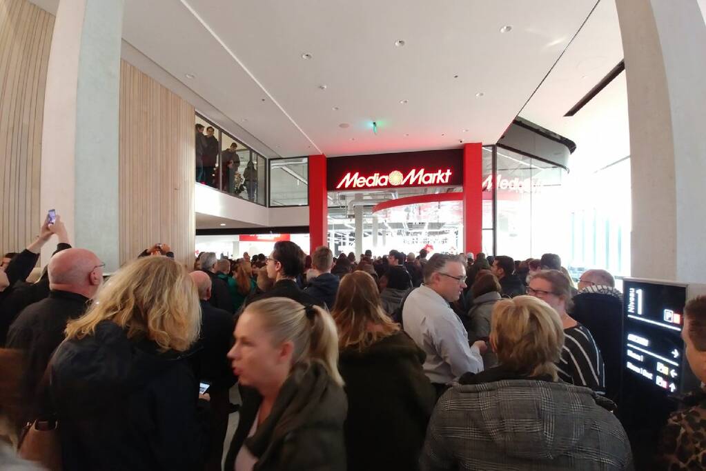 Enorme chaos bij opening 50e MediaMarkt voor gratis oordopjes