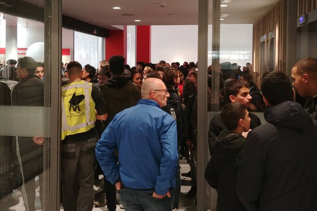 Enorme chaos bij opening 50e MediaMarkt voor gratis oordopjes