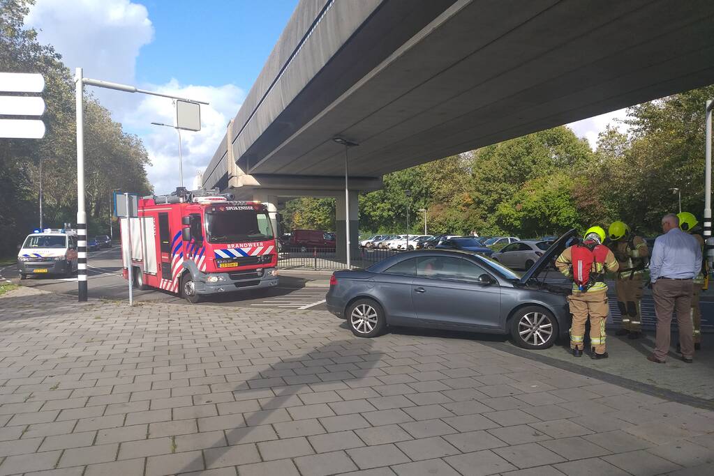 Auto begint spontaan te roken onder het rijden