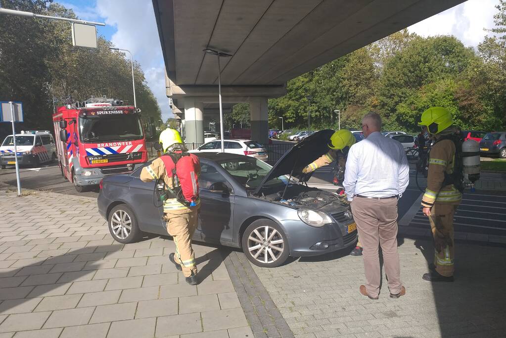Auto begint spontaan te roken onder het rijden