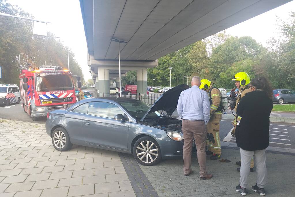 Auto begint spontaan te roken onder het rijden
