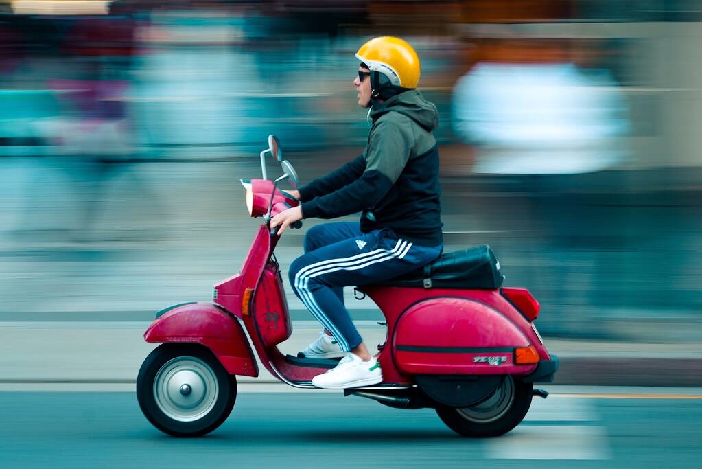 Scooterrijder met 20.000 euro boete aangehouden