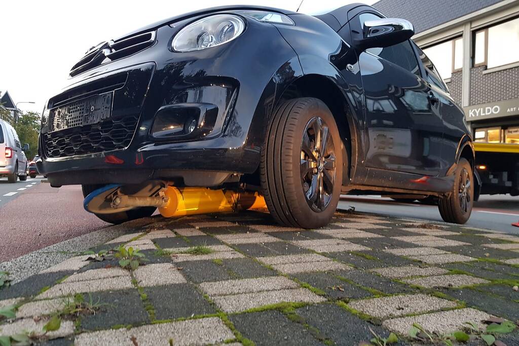 Automobilist botst op paaltje