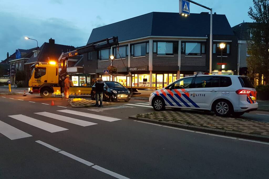 Automobilist botst op paaltje