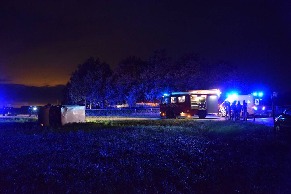 Bestelbus slaat over de kop