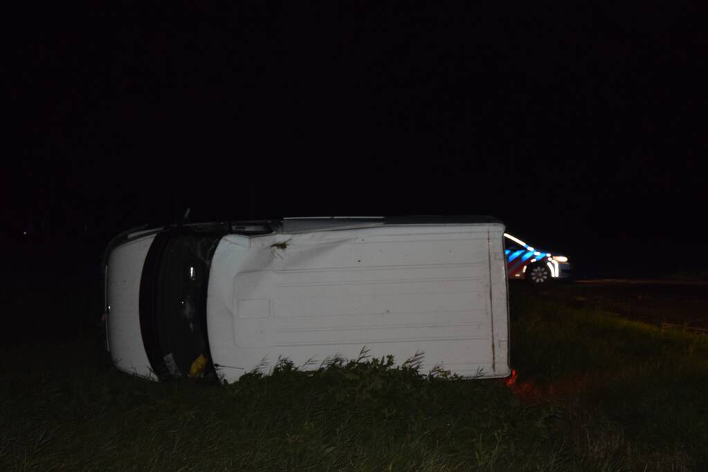 Bestelbus slaat over de kop