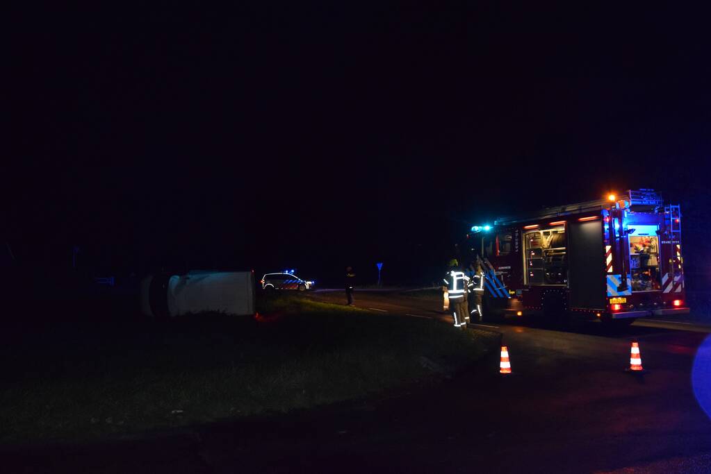 Bestelbus slaat over de kop