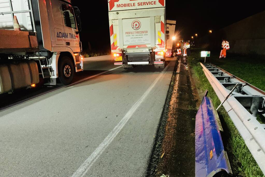 Vrachtwagen met 12 paarden dreigde om te vallen na klapband