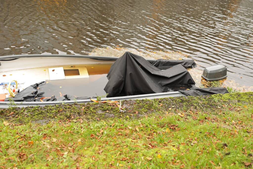 Zinkend bootje vervuilt het water in Vathorst