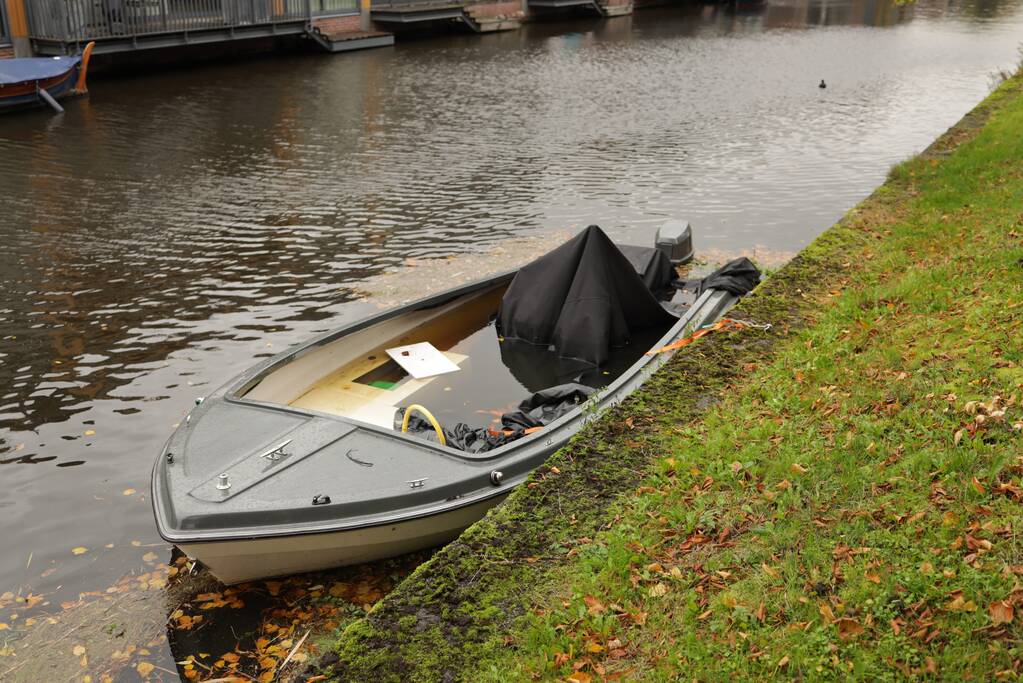 Zinkend bootje vervuilt het water in Vathorst