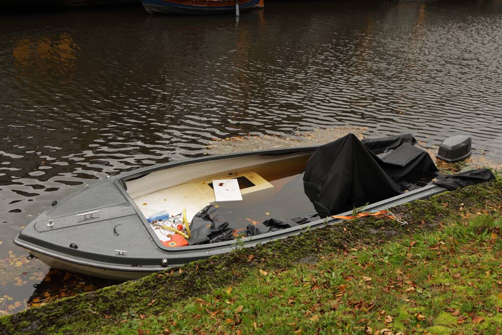 Zinkend bootje vervuilt het water in Vathorst