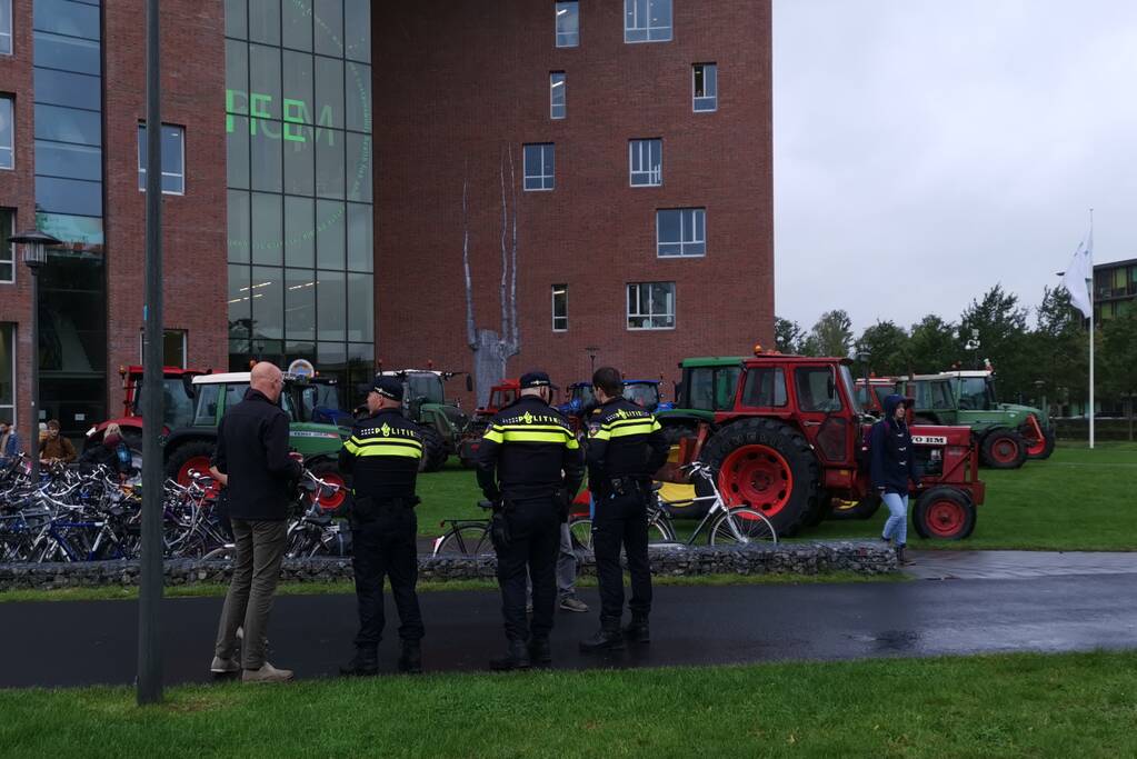 Boeren protestreren massaal met tractoren bij universiteit voor debat Gelderlander
