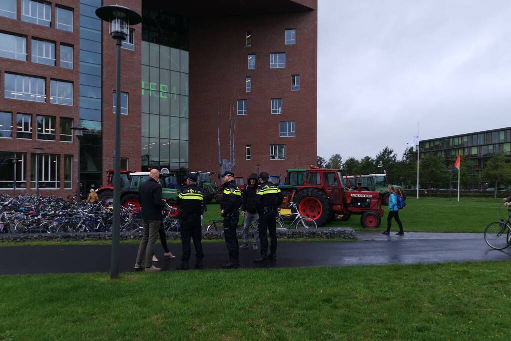 Boeren protestreren massaal met tractoren bij universiteit voor debat Gelderlander