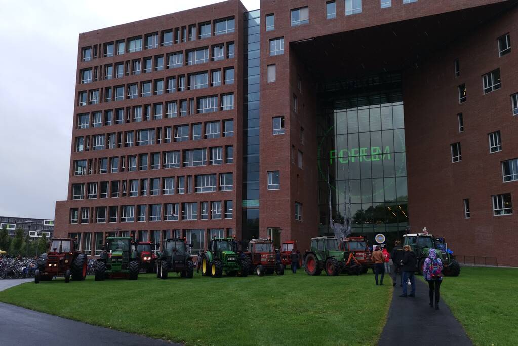 Boeren protestreren massaal met tractoren bij universiteit voor debat Gelderlander