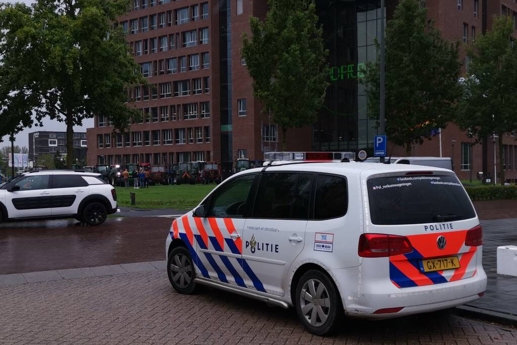 Boeren protestreren massaal met tractoren bij universiteit voor debat Gelderlander