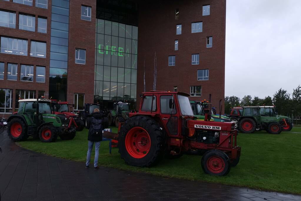 Boeren protestreren massaal met tractoren bij universiteit voor debat Gelderlander