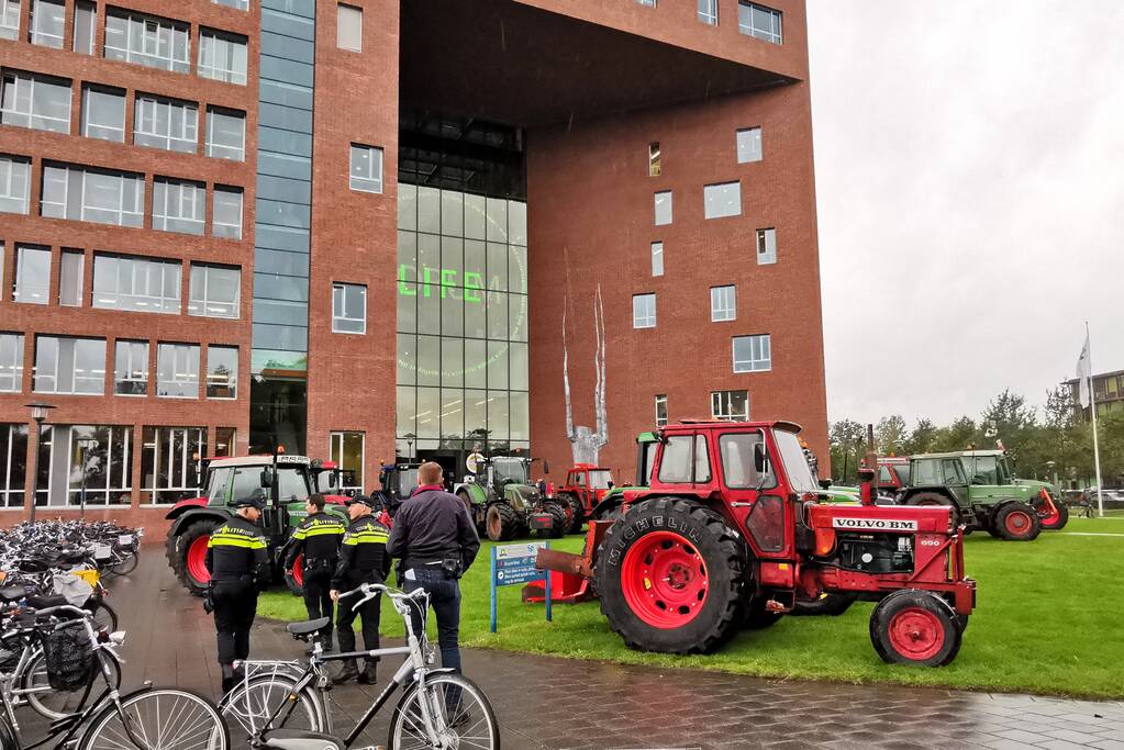 Boeren protestreren massaal met tractoren bij universiteit voor debat Gelderlander