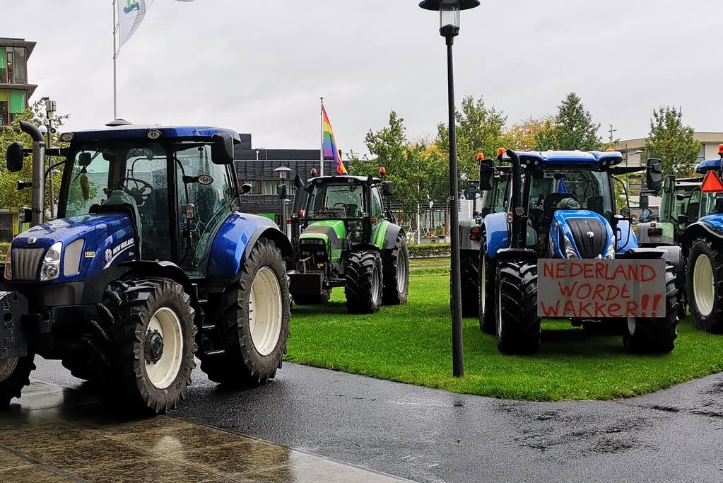 Boeren protestreren massaal met tractoren bij universiteit voor debat Gelderlander