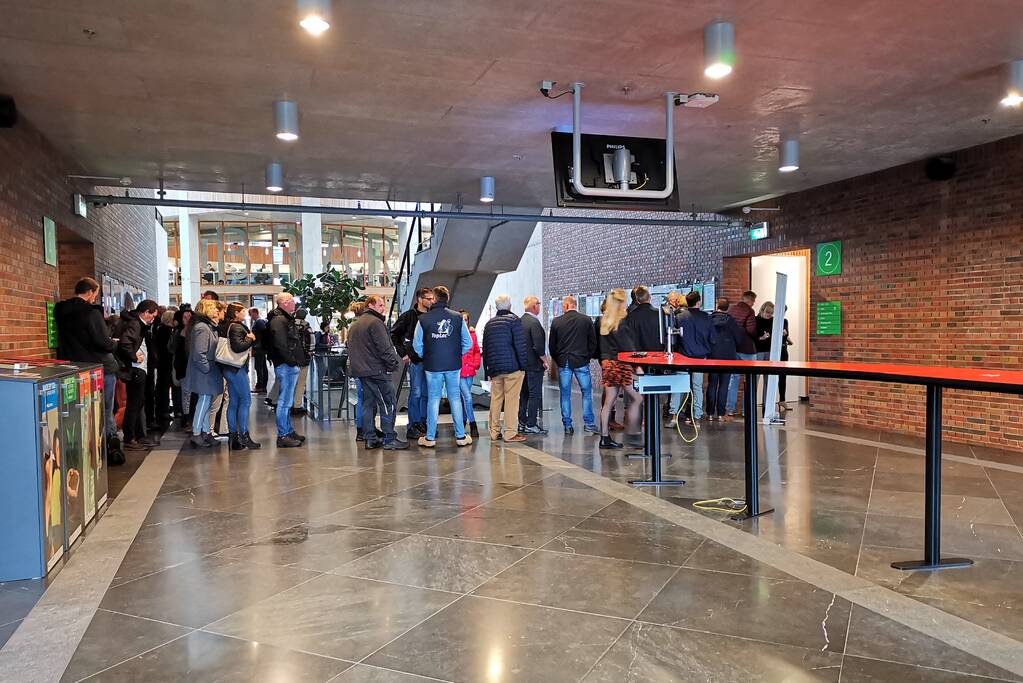 Boeren protestreren massaal met tractoren bij universiteit voor debat Gelderlander