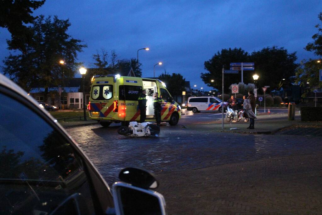 Bestuurder snorfiets gewond na aanrijding met auto
