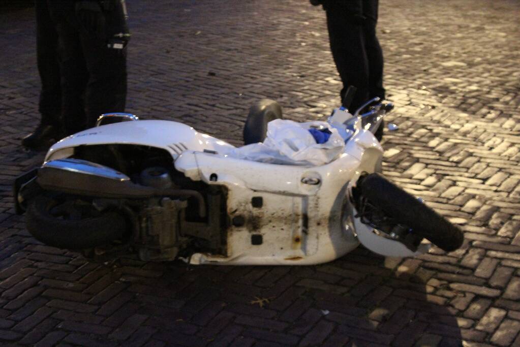 Bestuurder snorfiets gewond na aanrijding met auto
