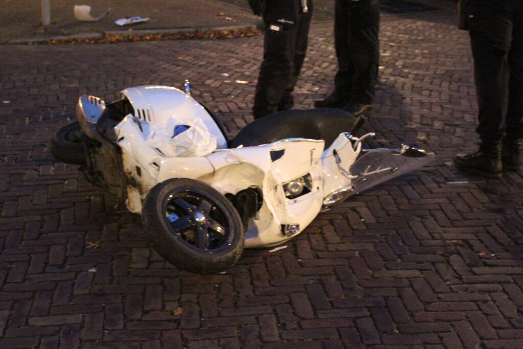 Bestuurder snorfiets gewond na aanrijding met auto