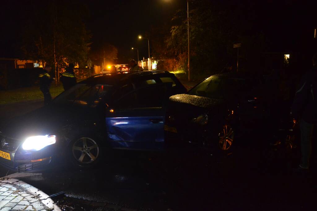 Auto rijdt in flank van andere auto