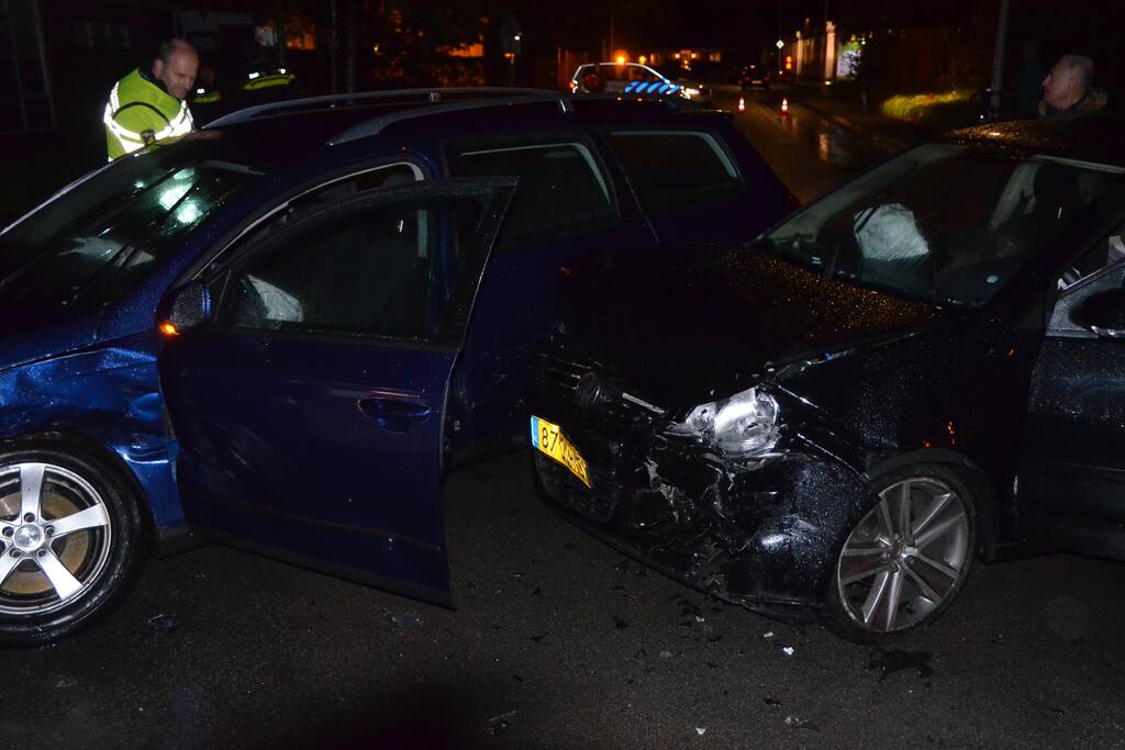 Auto rijdt in flank van andere auto