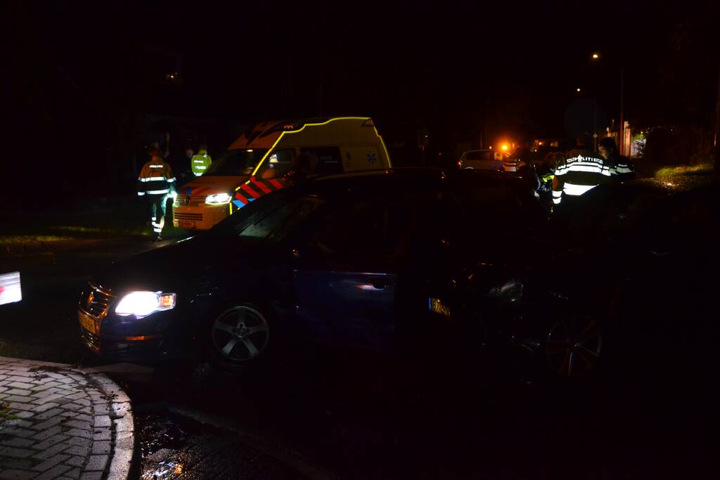 Auto rijdt in flank van andere auto