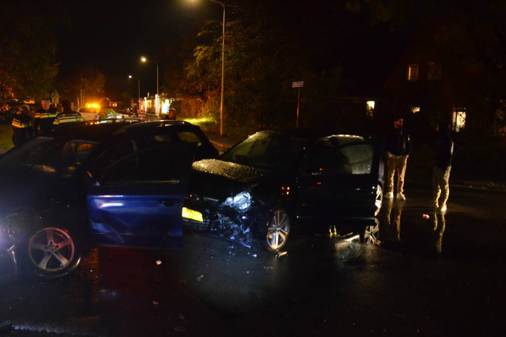 Auto rijdt in flank van andere auto