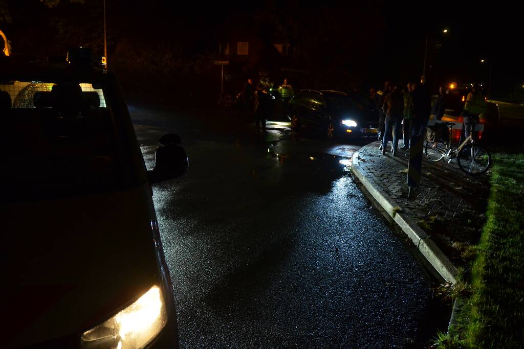 Auto rijdt in flank van andere auto
