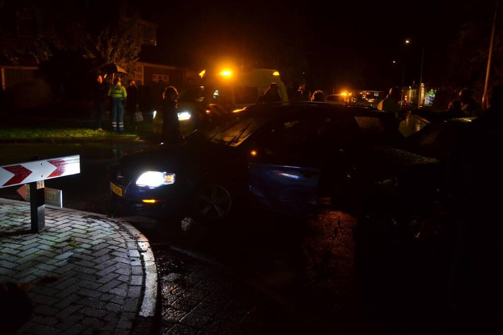 Auto rijdt in flank van andere auto