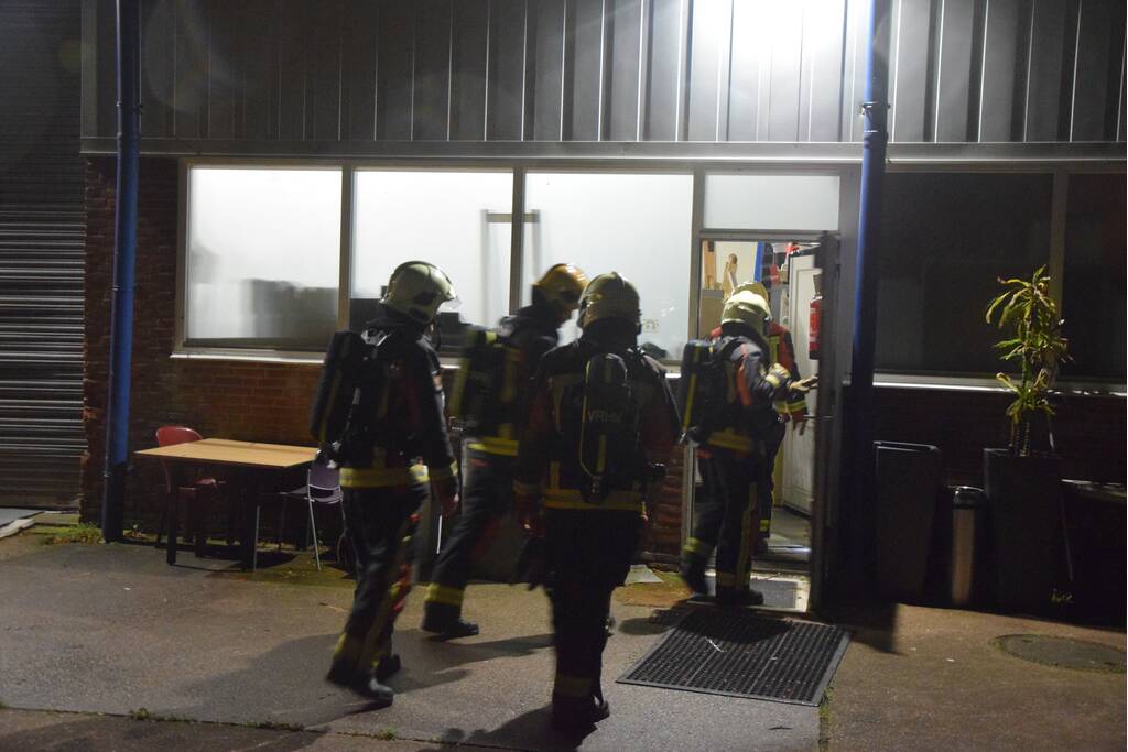 Brandweer onderzoekt brandlucht naast loods
