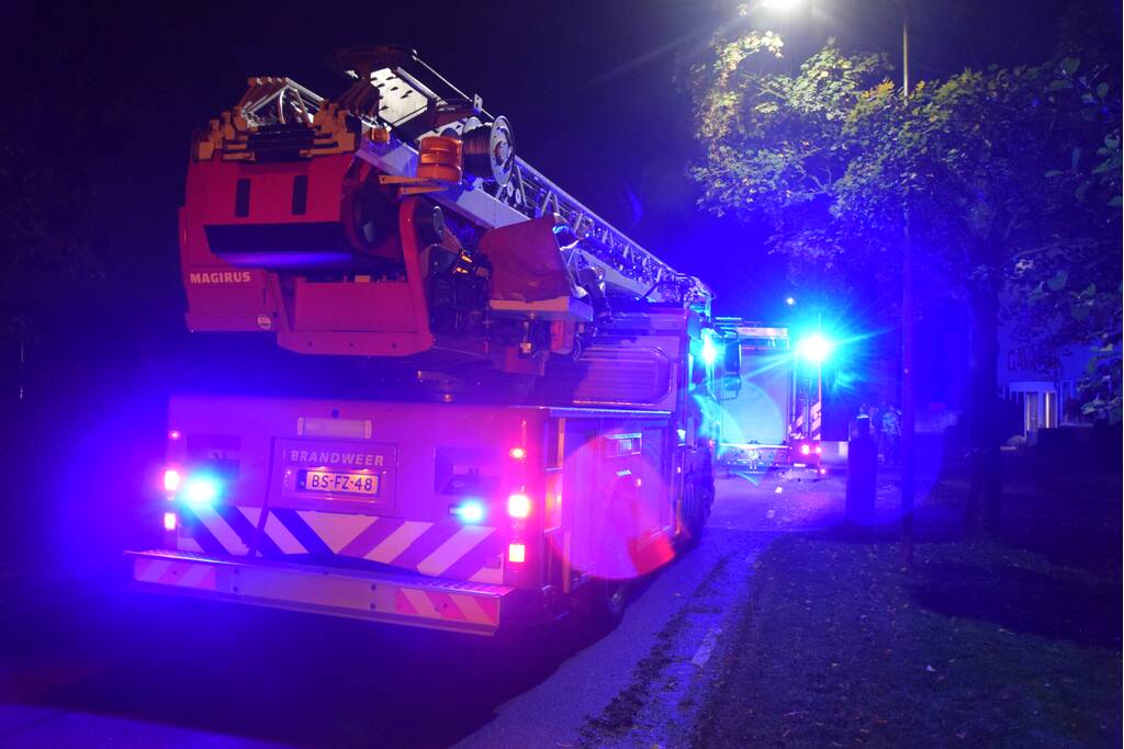 Brandweer onderzoekt brandlucht naast loods