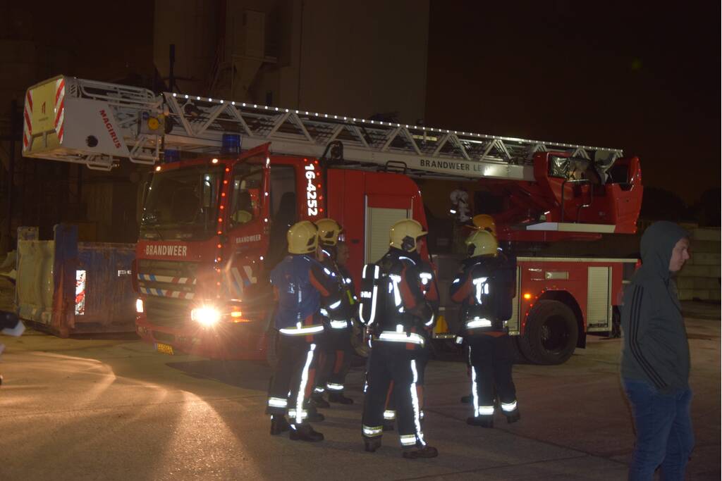 Brandweer onderzoekt brandlucht naast loods