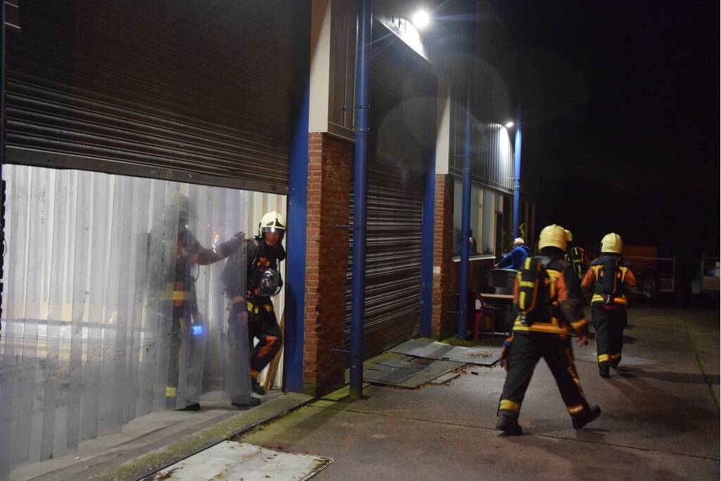 Brandweer onderzoekt brandlucht naast loods