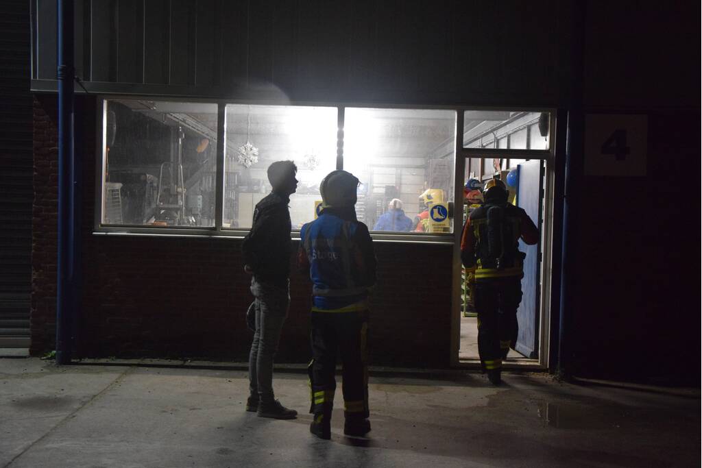Brandweer onderzoekt brandlucht naast loods