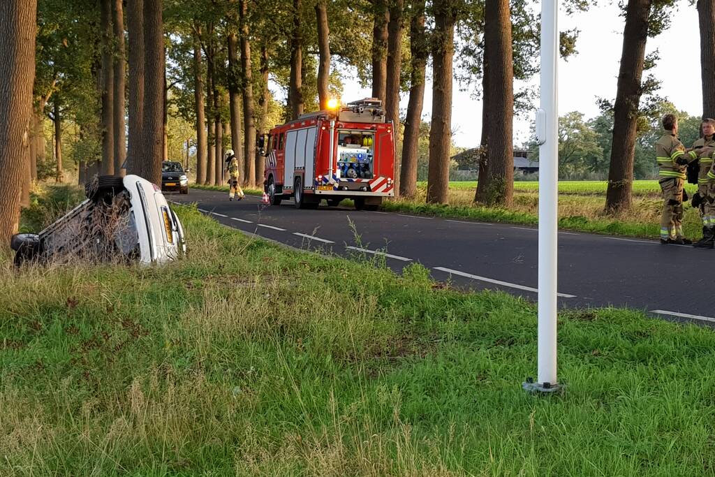 Auto vliegt uit de bocht belandt in greppel