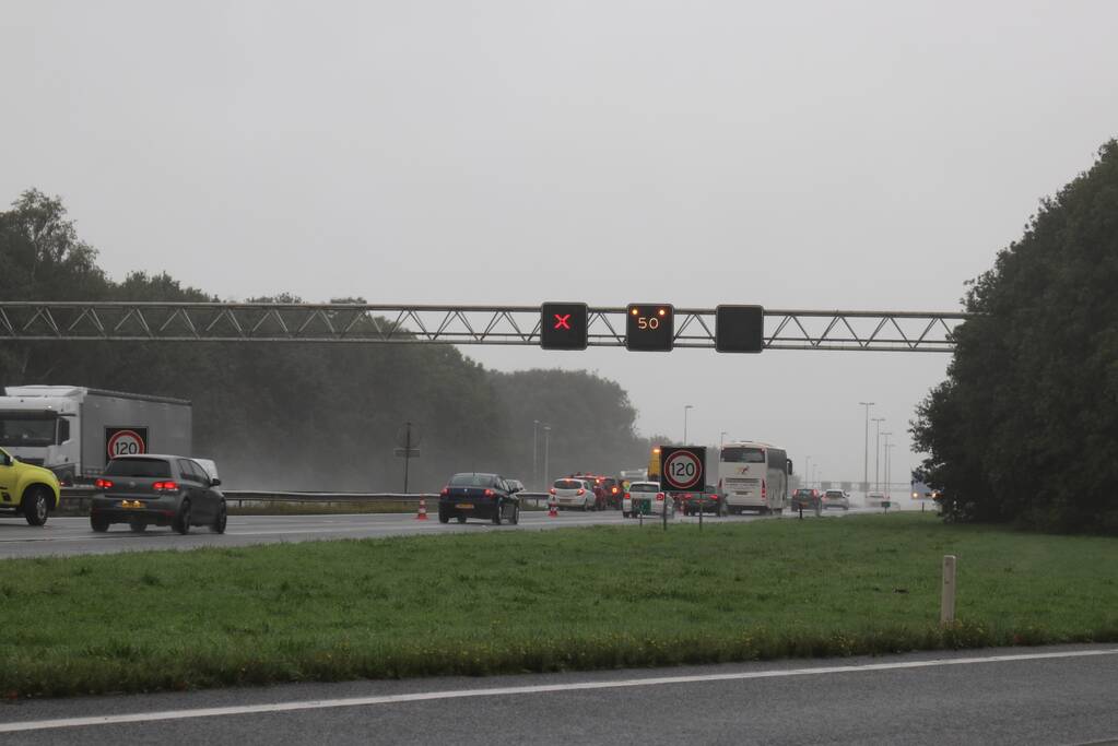 Rijstrook afgesloten na kop-staart botsing