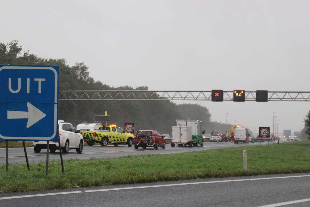 Rijstrook afgesloten na kop-staart botsing