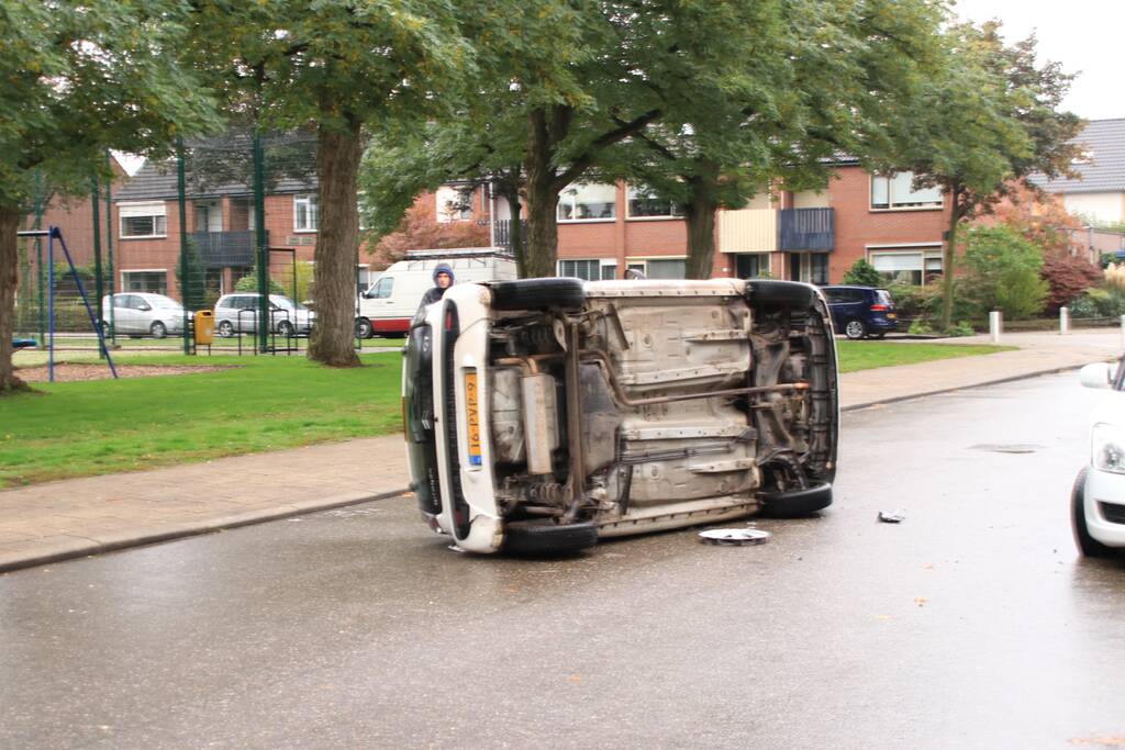 Auto belandt op zijn kant na aanrijding in woonwijk
