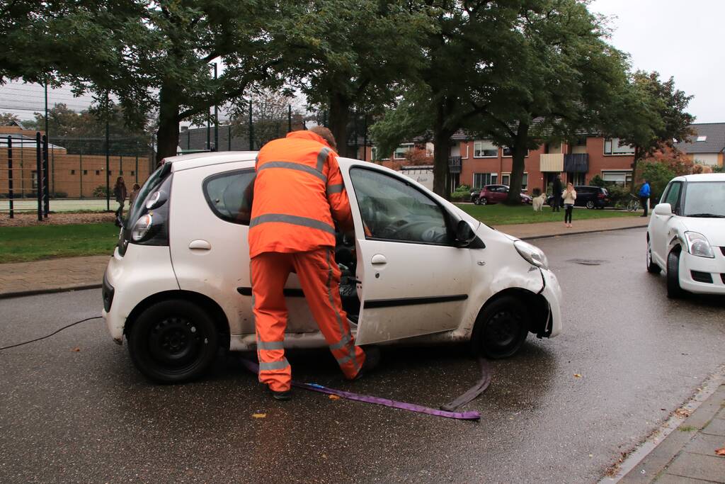 Auto belandt op zijn kant na aanrijding in woonwijk