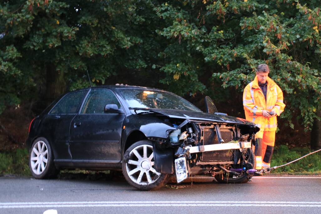 Wederom auto uit beruchte bocht gevlogen
