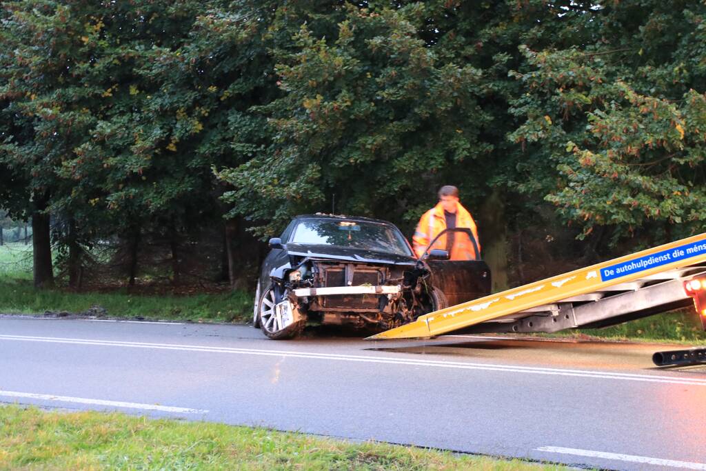 Wederom auto uit beruchte bocht gevlogen