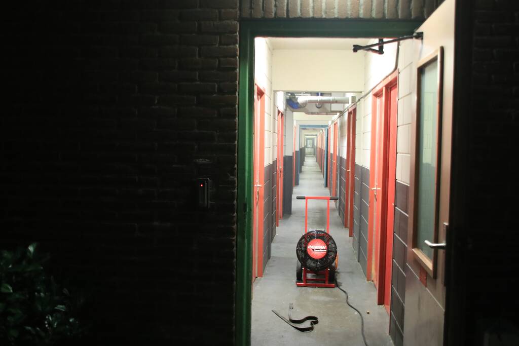 Flat ontruimd om aangestoken brand kelderbox