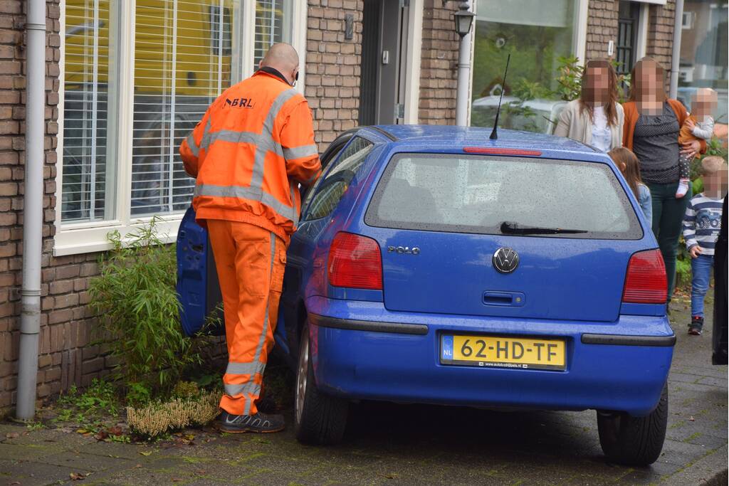 Automobilist belandt in voortuin