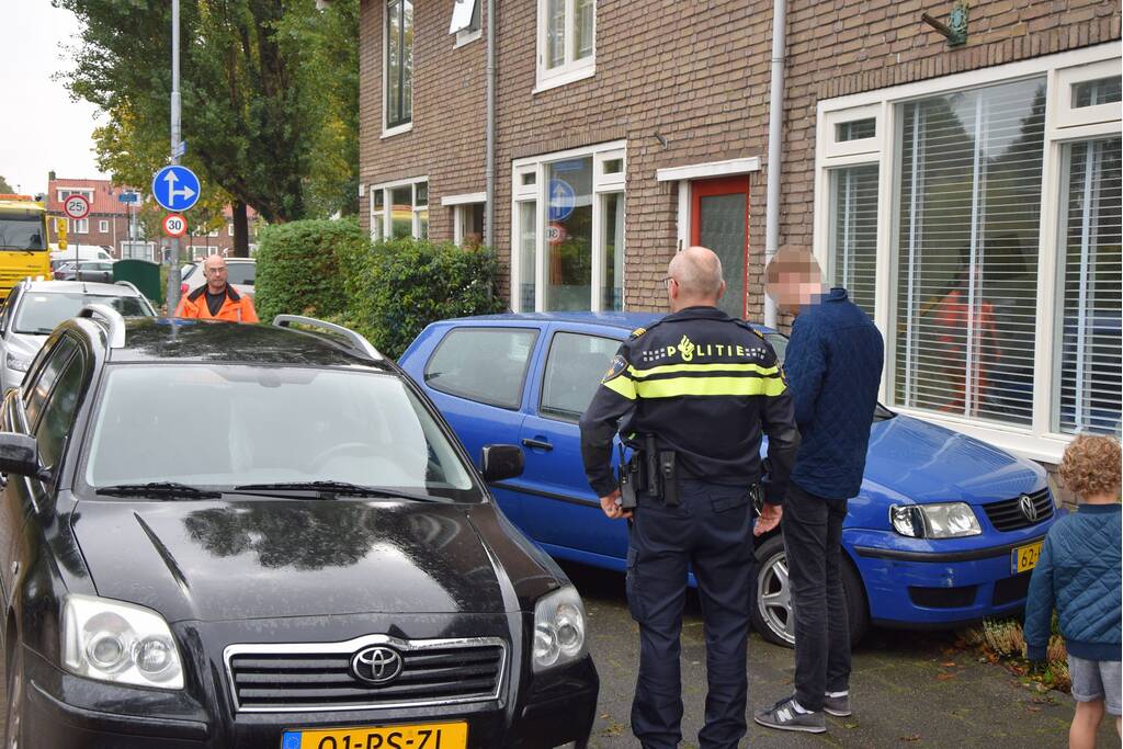 Automobilist belandt in voortuin