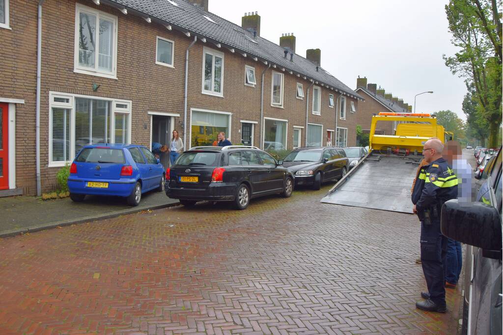 Automobilist belandt in voortuin